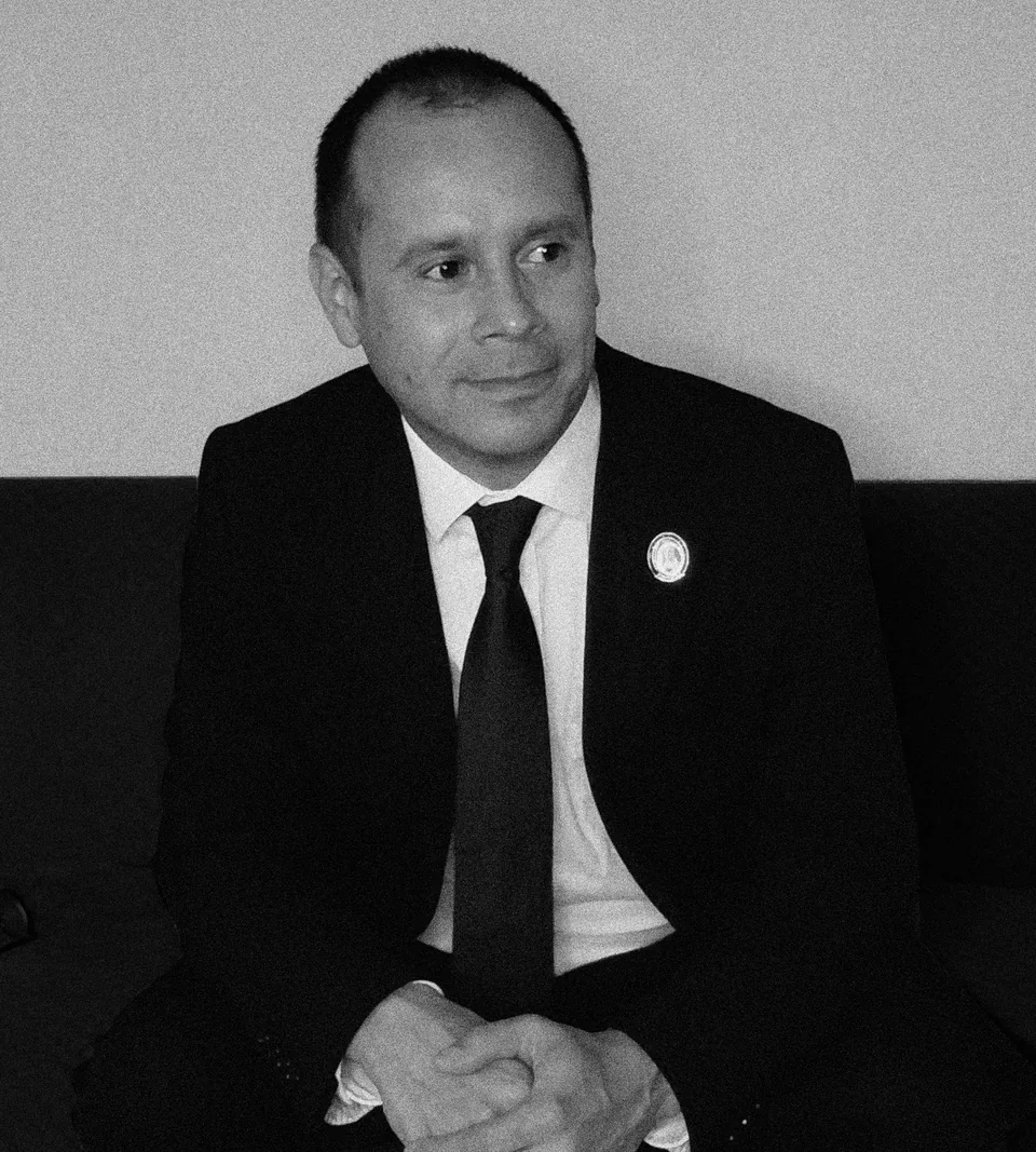 Napoleón Contreras, especialista en SEO, GEO y AEO en Costa Rica, retrato en blanco y negro
